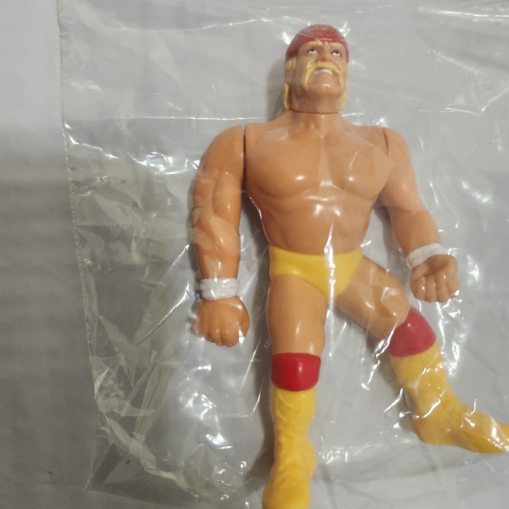 WWE WWF HOF Hulk Hogan Series 5 Wrestling Action Figure Yellow Red Gear Loose - Picture 4 of 5
